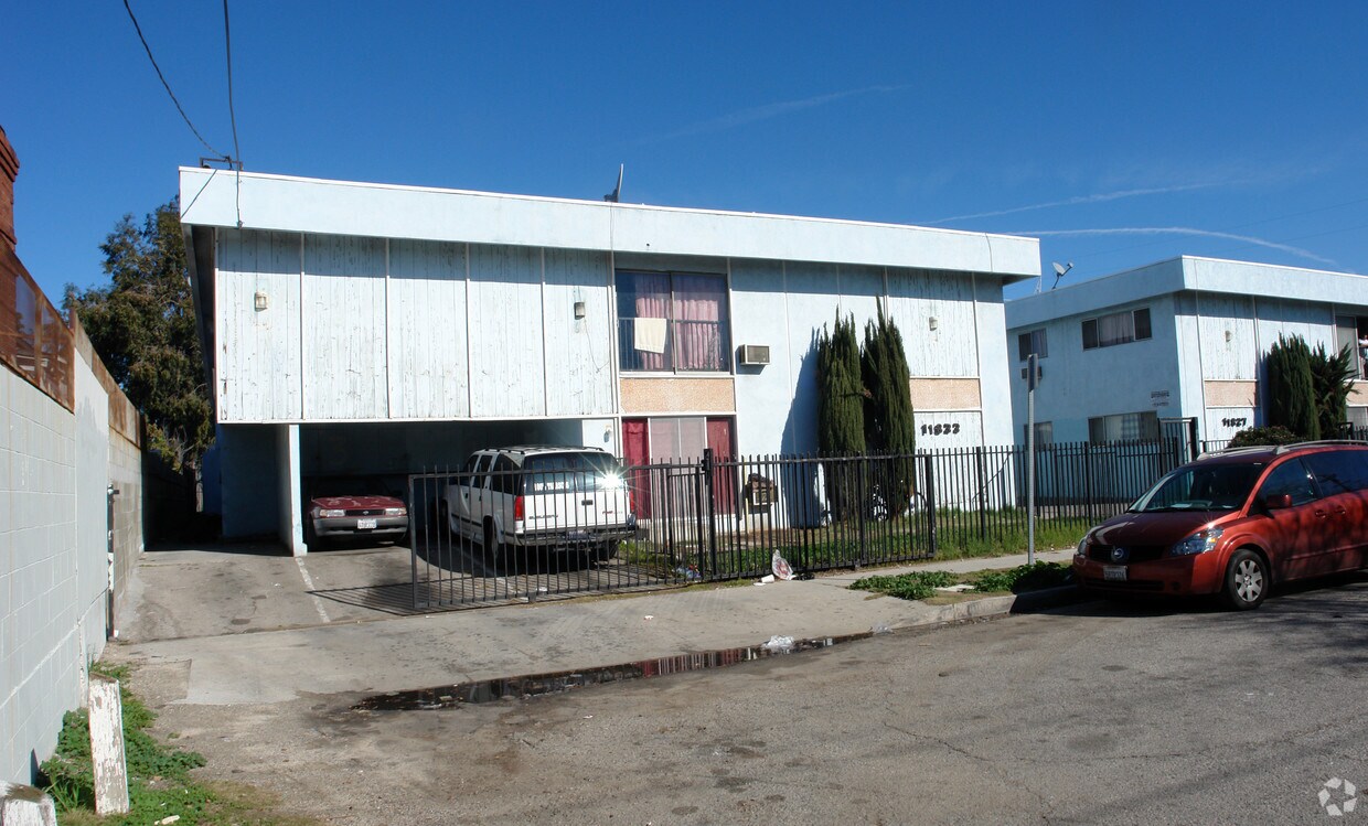 Foto del edificio - 11827-11833 Valerio St