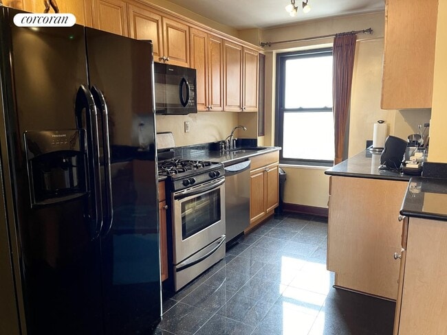 Building Photo - 413 Grand St