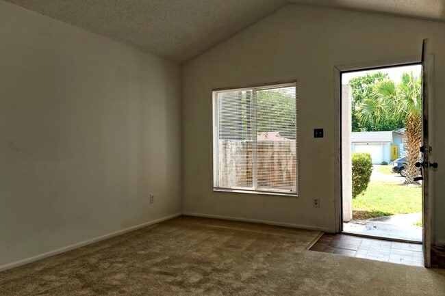 Building Photo - Spacious 2 Bedroom 1 Bath home for rent