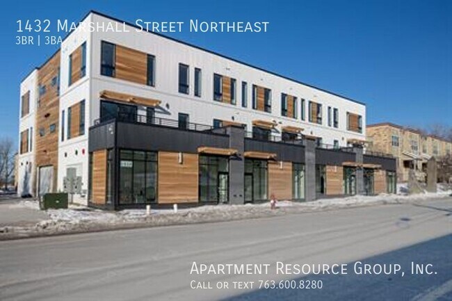 Building Photo - 3 Bedroom Townhome + Office space for rent...