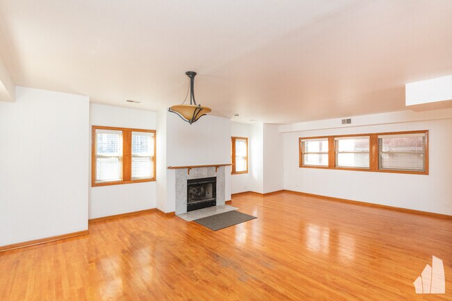 Foto del edificio - Spacious 2B 1.5B unit in Uptown with garag...