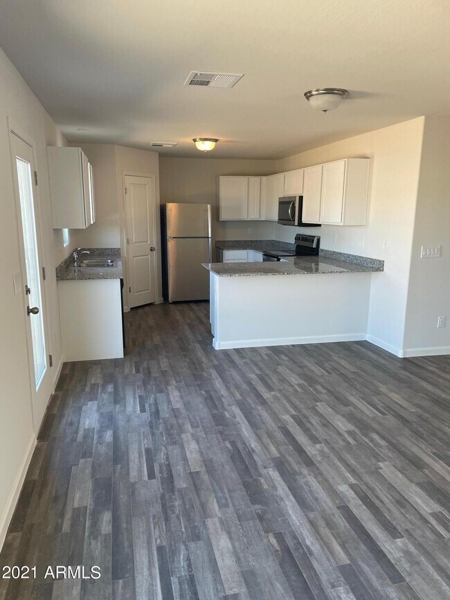 Building Photo - 250 W Bobcat Ct