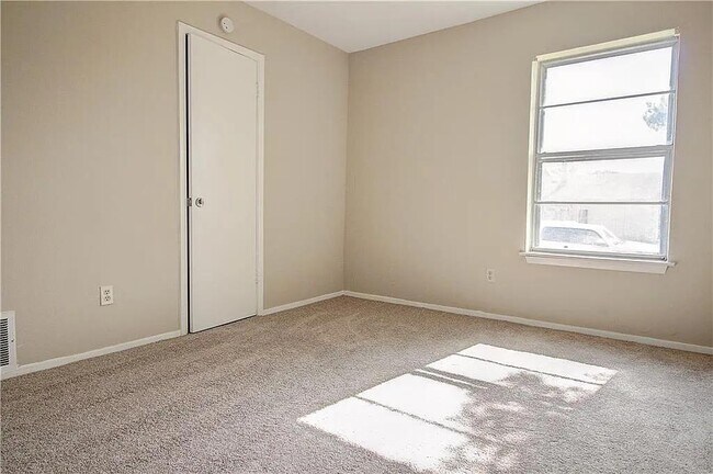 Foto del edificio - 3414 Chesapeake Dr