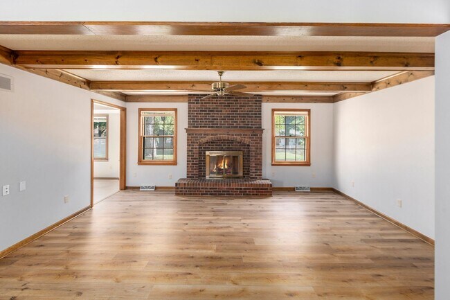Foto del edificio - Charming 3 Bed 2.5 Bath Raised Ranch