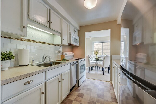 Foto del edificio - Mid-Century Modern 2-bedroom condo in Madi...