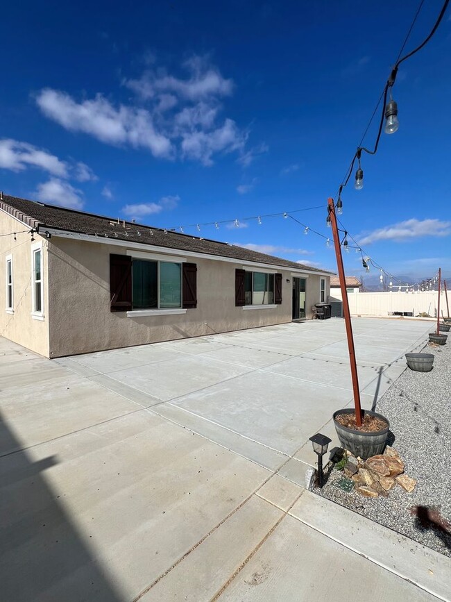 Building Photo - Stunning 4 bedroom 3 bath home in Summer W...