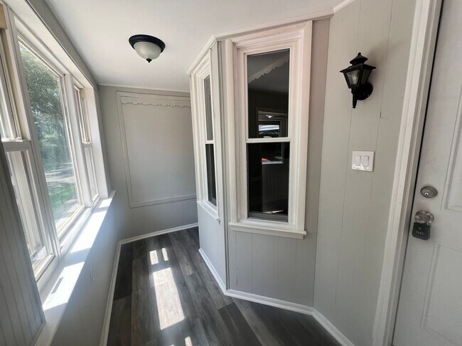 Foto del edificio - Beautiful, remodeled house nice close to everything