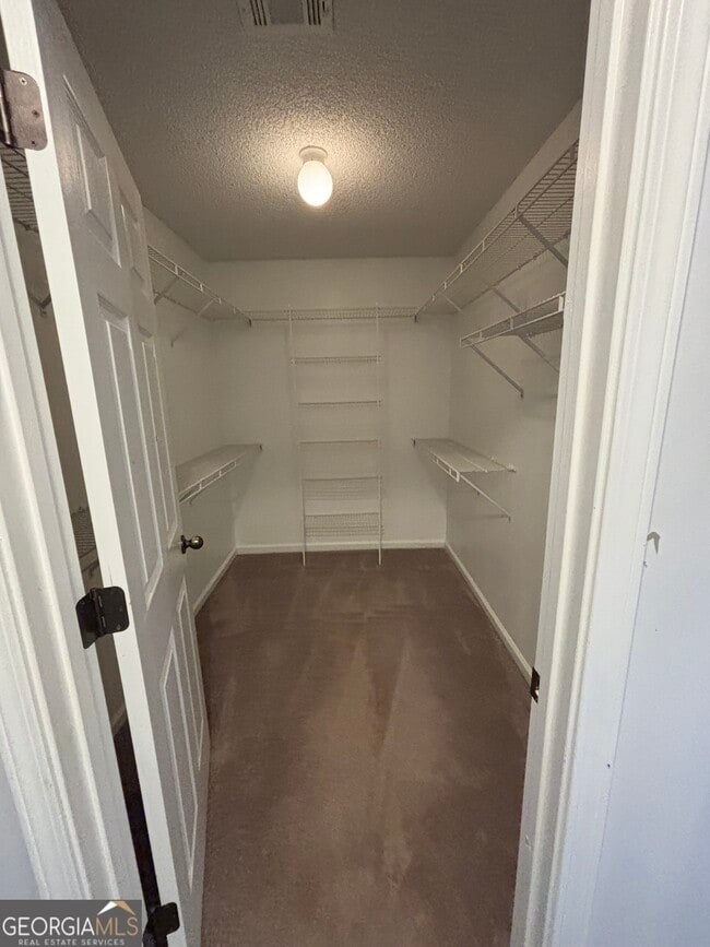 Building Photo - 303 Foxwood Dr