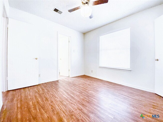 Foto del edificio - 106 Hughson Ct