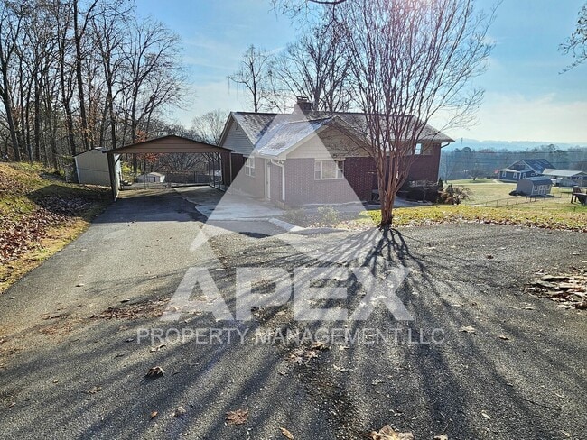 Building Photo - Spacious 4Bd – 2Ba Tri-Level Brick Home in North Knoxville!