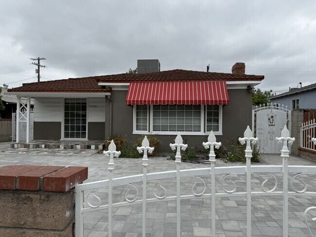 Foto del edificio - Coming Soon and Ready For a June 15th Move...
