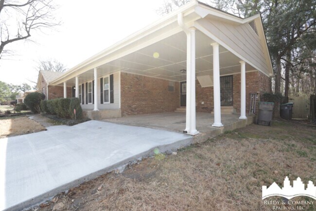 Foto del edificio - 5853 Fox Lair Ave