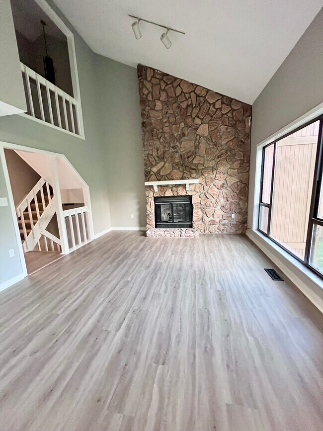 Gran salón con chimenea original. - 10241 Hightower Ct