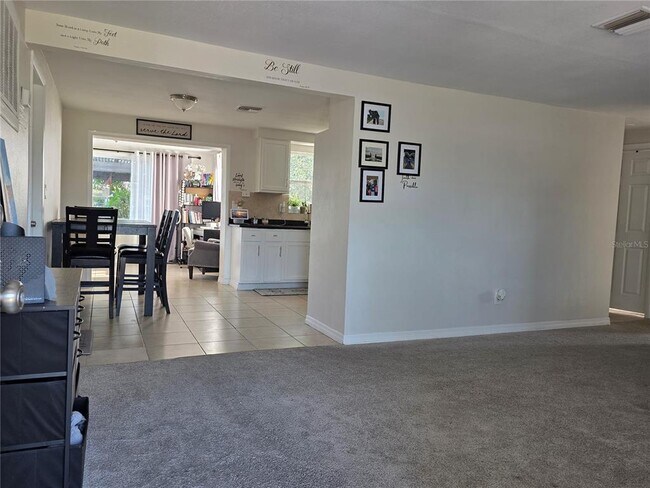 Foto del edificio - 4823 Longwood Ave