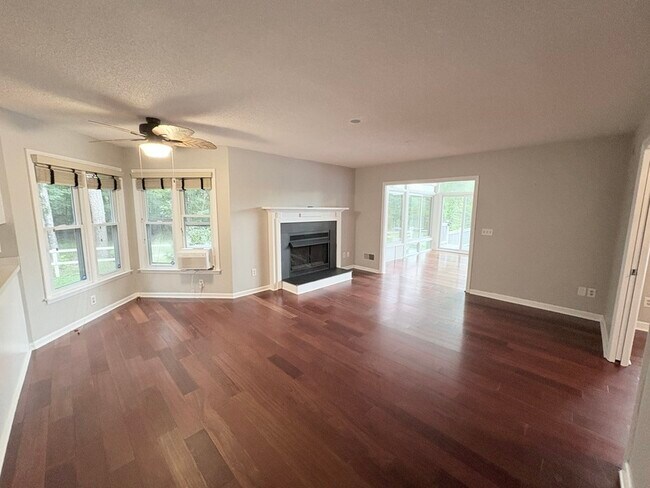 Foto del edificio - 311 Derrick Ln