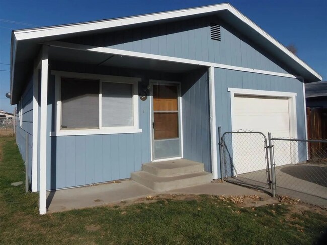 Building Photo - 3 Bd / 1 BA Pet Friendly~New Carpets & Paint!