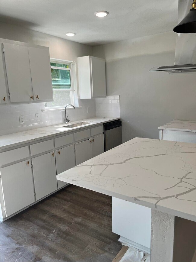 Foto del edificio - 703 Mockingbird Ln