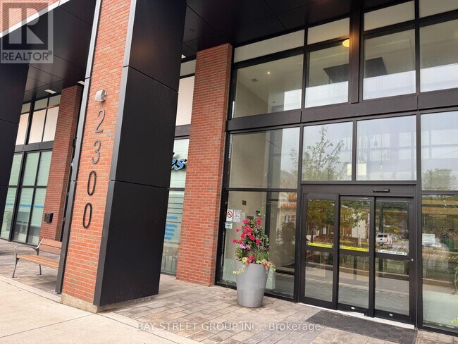 Photo du bâtiment - 2300 St Clair Ave W