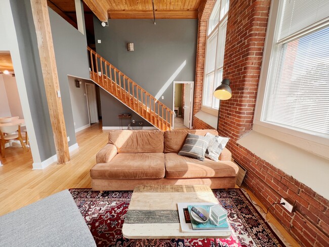 Photo - 201 S Hoskins Rd Apartment