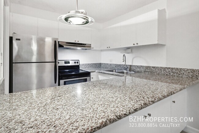 Building Photo - Updated 1Bedroom 1Bathroom In Prime West H...
