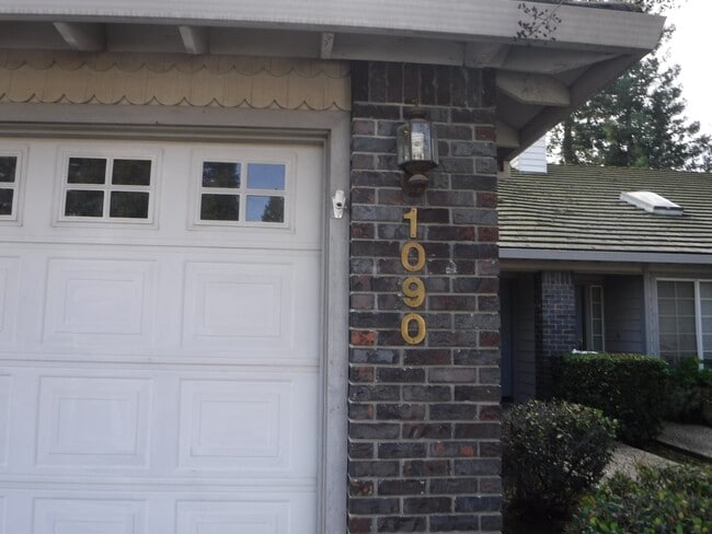 Building Photo - 1090 Gilliland Dr