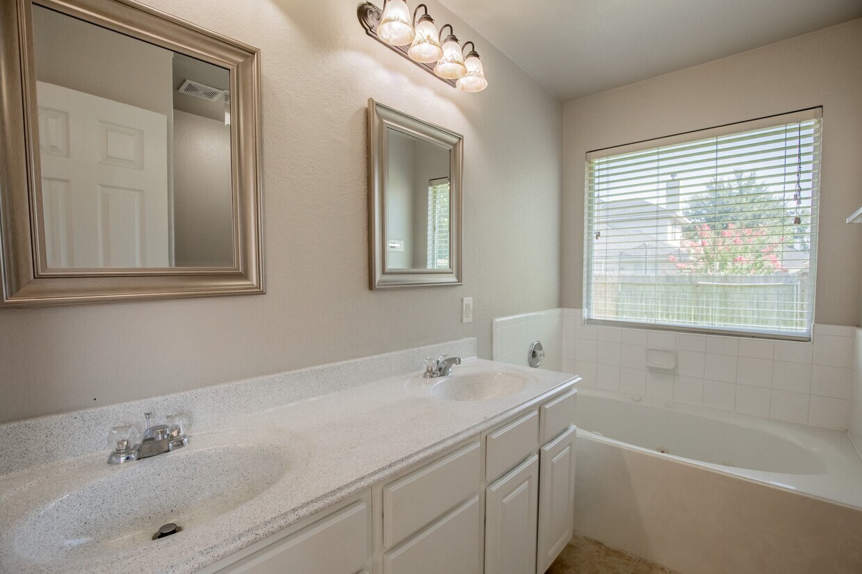 Foto principal - 21547 Sullivan Forest Dr