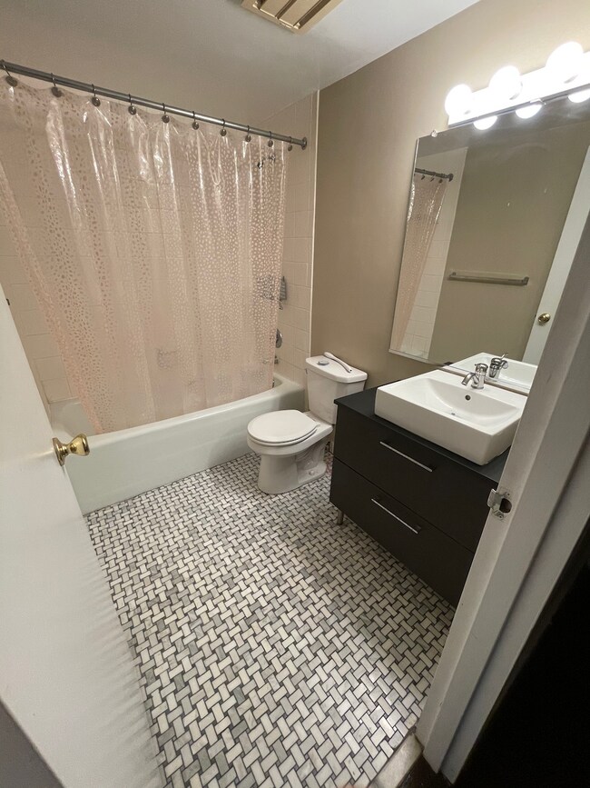 Full bath - 3101 New Mexico Ave NW