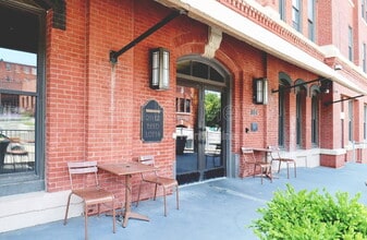 Building Photo - 200 Main St