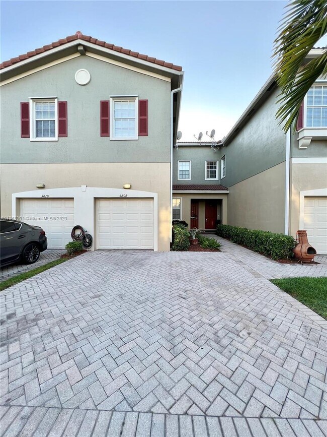 Foto del edificio - 5808 Hampton Hills Blvd