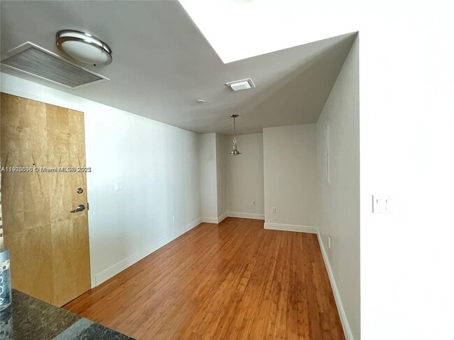 Foto del edificio - 350 S Miami Ave