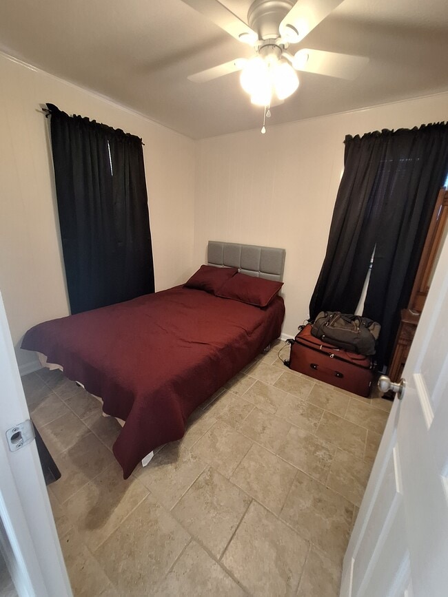 Building Photo - 321 W 5th St