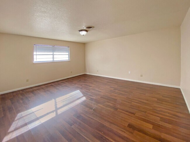 Building Photo - 708 East Sunset Drive