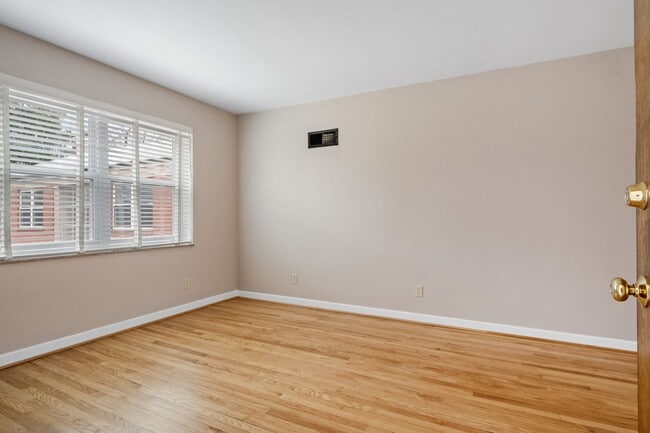 Building Photo - 6214-6218-6218 Nagel Ave