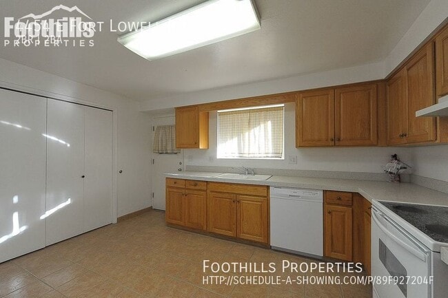 Building Photo - 2 BR 2 BA Townhome