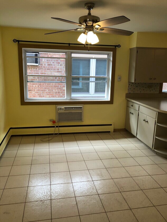 Primary Photo - 2438 N 77th Ave