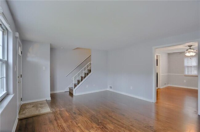 Building Photo - 716 Maple Ln