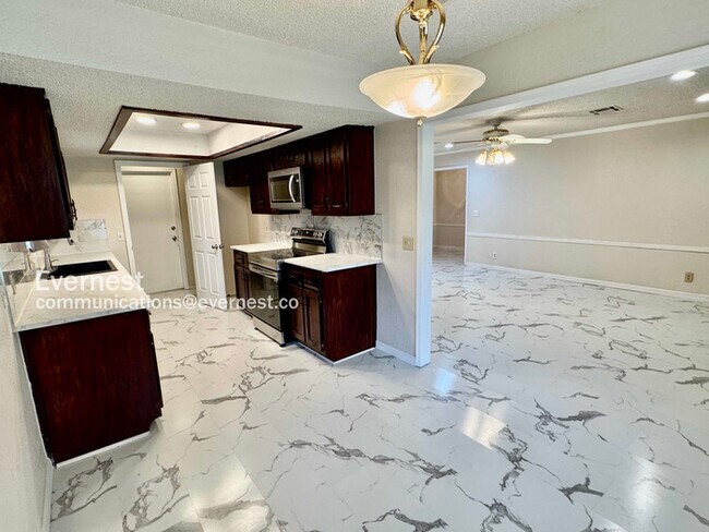 Foto del edificio - Beautiful 3-Bedroom Home / Pet-Friendly / ...