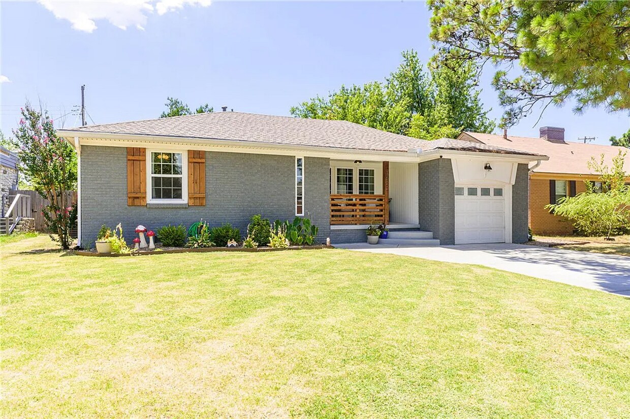 Foto principal - Cute 3 Bed, 2 Bath Conveniently Located in...
