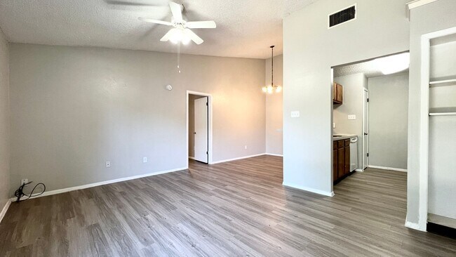 Foto del edificio - Renovated 2 Bedroom, 2 bath Duplex located in Gracy Woods neighborhood