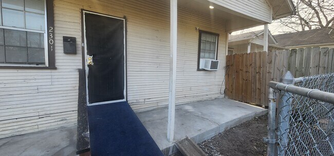 Entrada principal - 2301 Burkett St