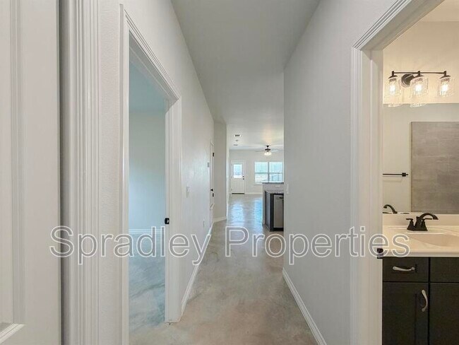 Foto del edificio - 301 Juniper Dr