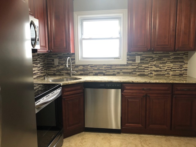 Gorgeous Eat-in Kitchen - 48 Cypress Ave