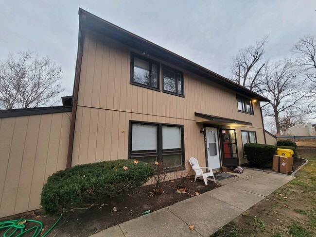 Building Photo - 488 West Ct