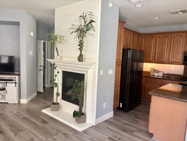 Foto del edificio - Cute As A Bug 3/2 Natomas Home!  (Please see attached info for viewings!