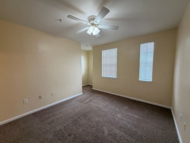 Building Photo - 2/2 Mirabella- Gate Pkwy Condo with Private Ground-Floor Entry & Balcony! Amenities! Washer / Dry...