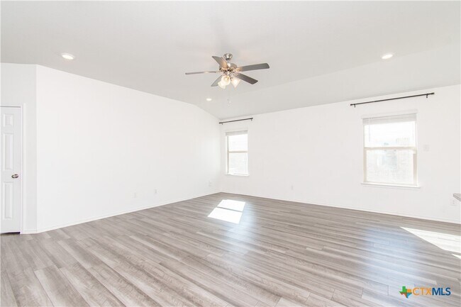 Building Photo - 303 Saddleback Trl