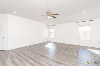 Building Photo - 303 Saddleback Trl