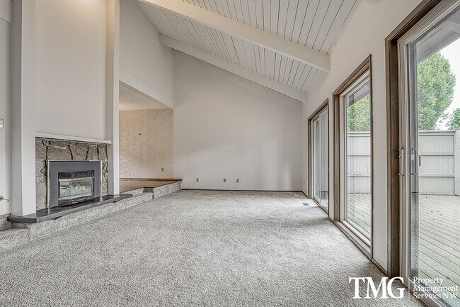 Foto del edificio - HUGE 3 Bed 2 Bath Condo Water/Sewer Included!