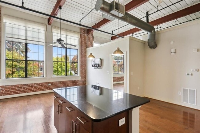 Building Photo - 1261 Caroline St NE