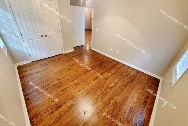 Building Photo - Beautiful Home in Mission, KS-Available NO...